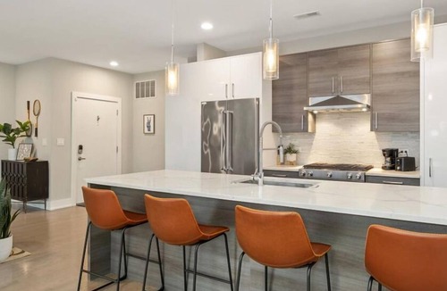 Pilsen Condo | The Suite Spot Eclectic Modern Central Sleeps 6