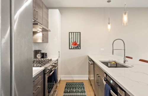 Pilsen Condo | The Suite Spot Eclectic Modern Central Sleeps 6