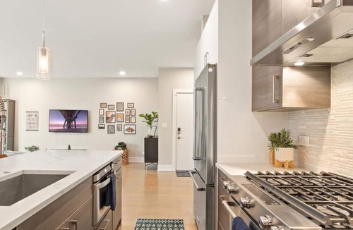 Pilsen Condo | The Suite Spot Eclectic Modern Central Sleeps 6