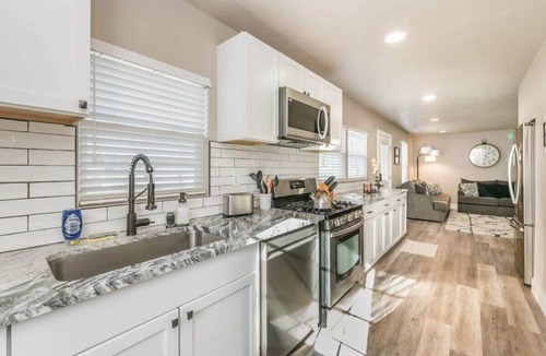 Amarillo House | The SuiteSpot Hot Tub EV Charger Mini-Golf Private Yard, Sleeps 6