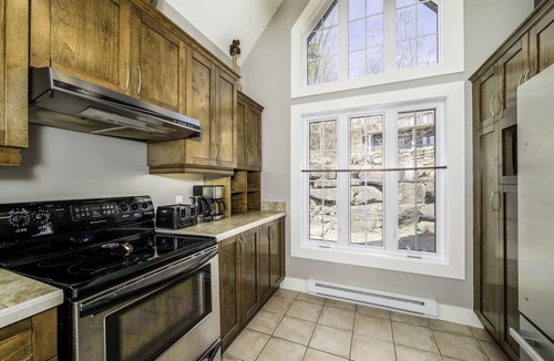Stoneham Ski Chalet | The Summit | 4Season Spa | Fireplace | BBQ | Near Stoneham | Terrace | WIFI | AC