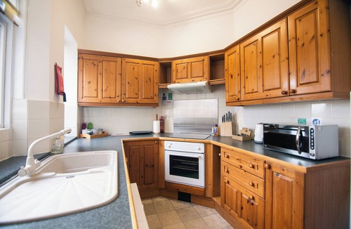 Aberdeen West End Apartment | The Summit West end Spacious City flat with Private parking