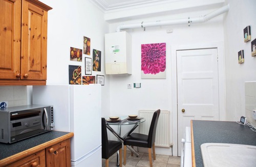 Aberdeen West End Apartment | The Summit West end Spacious City flat with Private parking