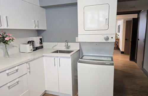 Richmond Hill House | The Sun-Drenched Luxe Suite Designer Family 2BR.