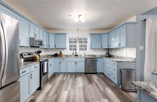 Hidden Creek House | The Sunburst: Sleeps 18! Basketball & Heated Pool
