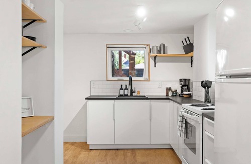 Sunnyside House | The Sunday Charming Private Suite in Calgary
