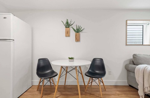 Sunnyside House | The Sunday Charming Private Suite in Calgary