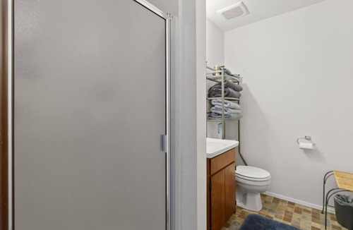 Friendly Apartment | The Sunflower Studio:2.2 mi to UO/3.5 mi to Autzen