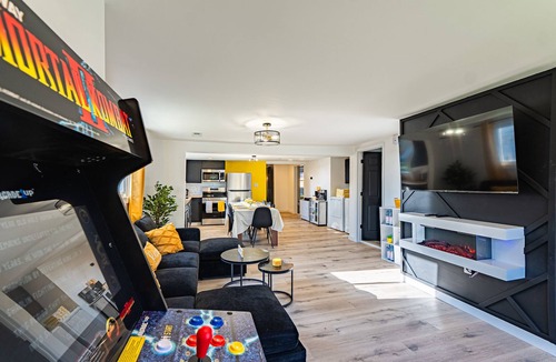 Summerlee House | The SunHaus#HOTTUB#FirePIt#Arcade#PetFriendly#