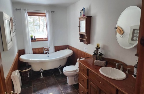 Sainte-Ann-des-Lacs House | The Sunny Terrace with spa