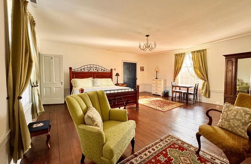 Clarksville Bed & Breakfast | The Sunnyside Sisters Bed and Breakfast