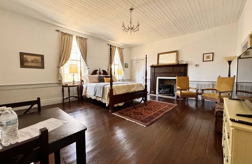 Clarksville Bed & Breakfast | The Sunnyside Sisters Bed and Breakfast