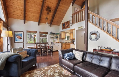 Carnelian Bay Ski Chalet | The Sunset Getaway - Hot Tub, Dog Friendly