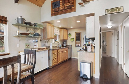 Carnelian Bay Ski Chalet | The Sunset Getaway - Hot Tub, Dog Friendly