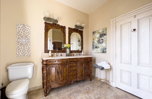 Salinas House | The Superior Room 209