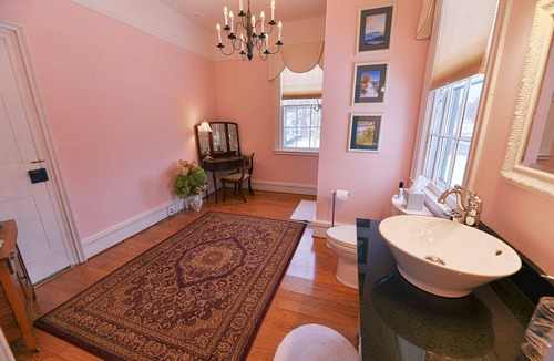 Canandaigua Bed & Breakfast | The Susan B. - King room with shower