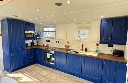 Barton under Needwood Boat Rental | The Swan Flotel | Barton Marina