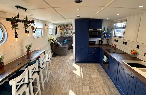 Barton under Needwood Boat Rental | The Swan Flotel | Barton Marina