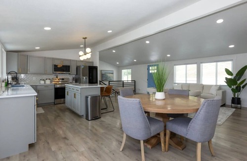 Lake Ozark House | The Sway Stay - Lakeside Fire Pit & Location!