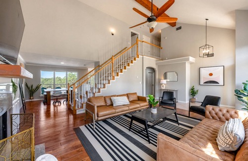 Austin House | The Sweet Retreat l VOLLEYBALL COURT l Heated Pool & Spa l Sleep 20