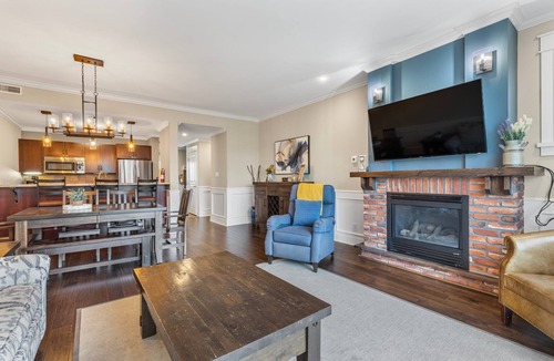 The Blue Mountains Condo | The Sweet Spot: Hot Tub, Walk + Shuttle to Village