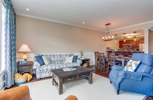 The Blue Mountains Condo | The Sweet Spot: Hot Tub, Walk + Shuttle to Village
