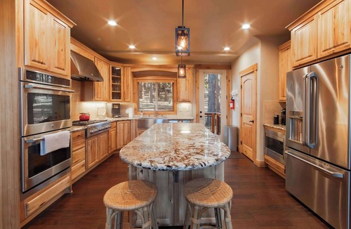 South Lake Tahoe Ski Chalet | The T-Pot – Chalet for 12
