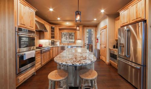 South Lake Tahoe Ski Chalet | The T-Pot Chalet for 12