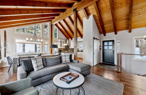 Kingswood Estates Cabin | The Tahoe Treehouse: Hot Tub, High-end Remodel, Beautiful Views, 3 King Beds, EV Charger