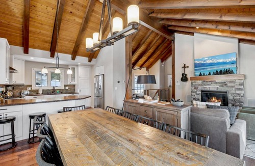 Kingswood Estates Cabin | The Tahoe Treehouse: Hot Tub, High-end Remodel, Beautiful Views, 3 King Beds, EV Charger