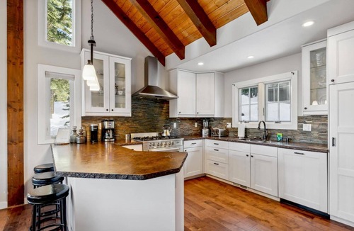 Kingswood Estates Cabin | The Tahoe Treehouse: Hot Tub, High-end Remodel, Beautiful Views, 3 King Beds, EV Charger