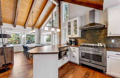 Kingswood Estates Cabin | The Tahoe Treehouse: Hot Tub, High-end Remodel, Beautiful Views, 3 King Beds, EV Charger