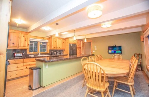 Carnelian Bay Cabin | The Tallac Lodge - Hot Tub/Walk 2 Beach!