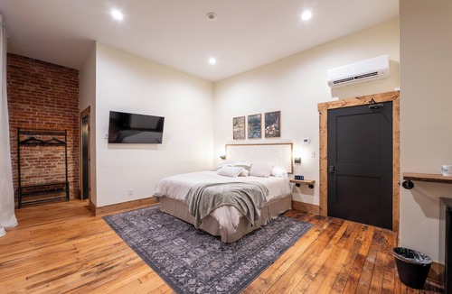 Versailles Hotel | The Tanglewood