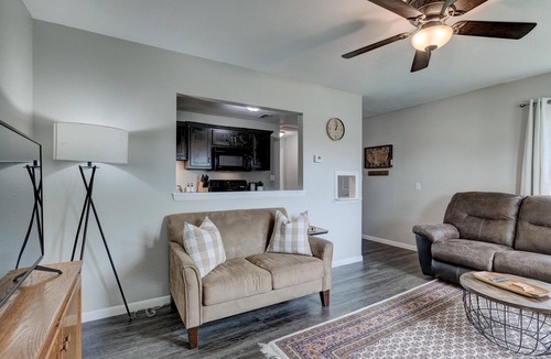 Lamar Apartment | The Tanner Place- Renovated and Cozy 1 Bed Apt