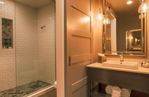 Cottonwood Hotel | The Tavern Hotel