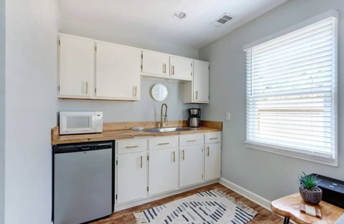 Beach Institute Apartment | The Tea Olive Cottage, Quaint | Pet-Friendly!