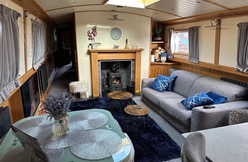 Uxbridge South Boat Rental | The Thistle Dream Widebeam Boat