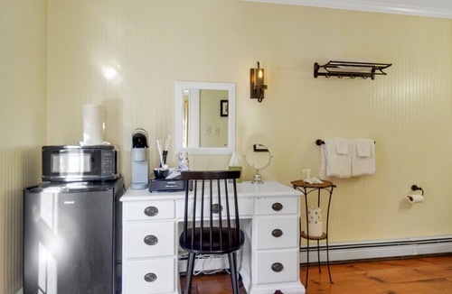 Boothbay Harbor Hotel | The Thistle Inn