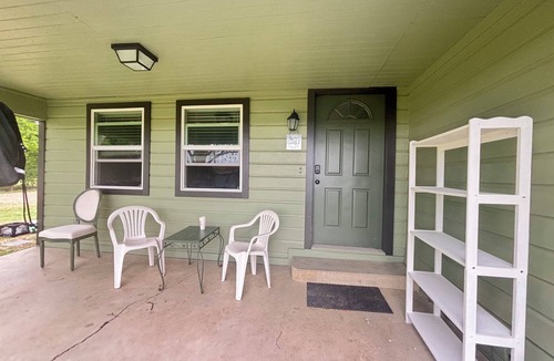 Taylor House | The Thorndale Cottage - nModern 3BR Retreat on ¾ Acre <10 Min to Samsung. WIFI