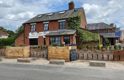 Stuckton Hotel | The Three Lions
