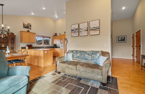Sisters Condo | The Three Sisters! Walk to Downtown - 2BDR
