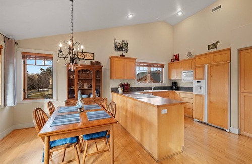 Sisters Condo | The Three Sisters! Walk to Downtown - 2BDR