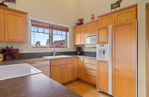 Sisters Condo | The Three Sisters! Walk to Downtown - 2BDR