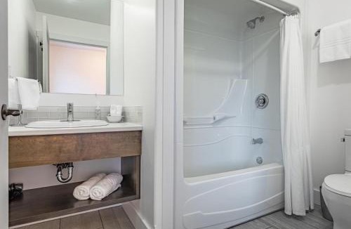 Norris Point Hotel | The Tides Inn