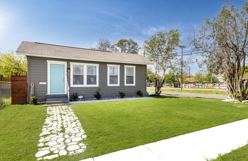 Near East Side Cottage | The Tiny-Alamo, 1937-built Cottage near Alamodome
