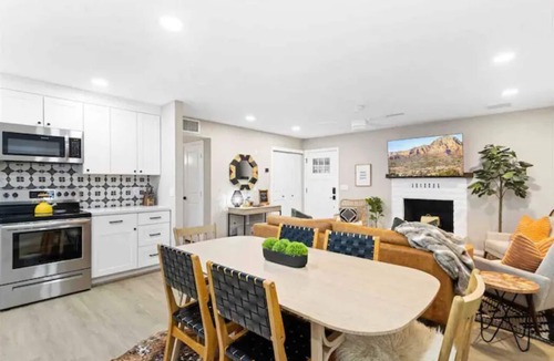 Cottonwood House | The Tipsy Moon-New Hot Tub-Beautiful Mid-Century Modern Home-20min to Sedona