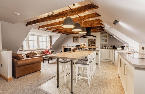 Crieff Apartment | The Tower - Snowdrop Room