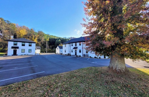 Tazewell Apartment | The Traveler on Main - Suite #4- Across the Street from Back of the Dragon!