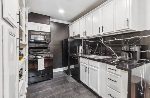 Neartown Apartment | The Travelers Suite in the Heart of Montrose - Walk to Restaurants, Cafes, Shops